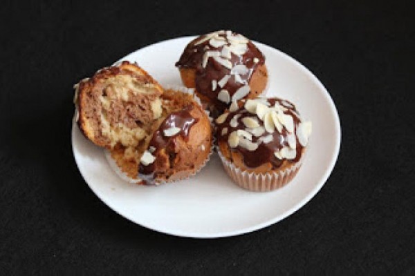 Muffinki zebra z polewą czekoladową i migdałami