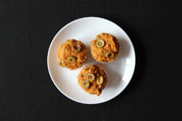 Pomidorowe muffinki z tuńczykiem i oliwkami