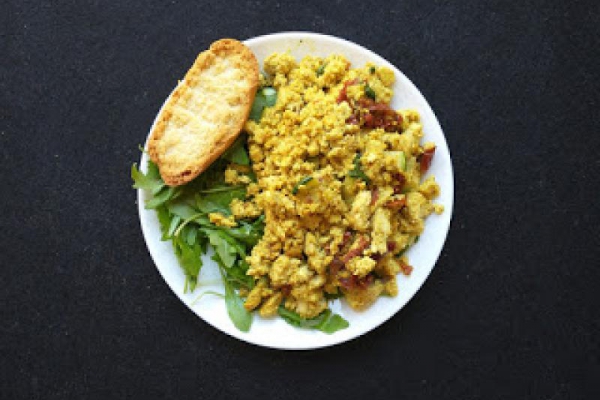 Tofucznica z suszonymi pomidorami i curry