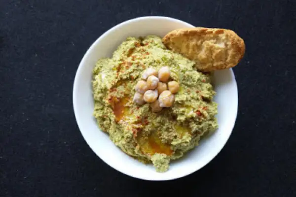 Hummus z ciecierzycy z zielonym groszkiem