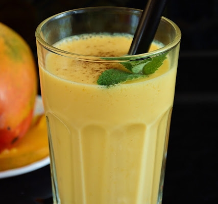 Mango Lassi - Koktajl z mango, jogurtu z nutą kardamonu