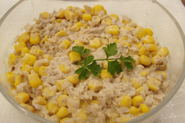 Sałatka z brązowym ryżem, tuńczykiem i kukurydzą (szybka, zdrowa, bezglutenowa)