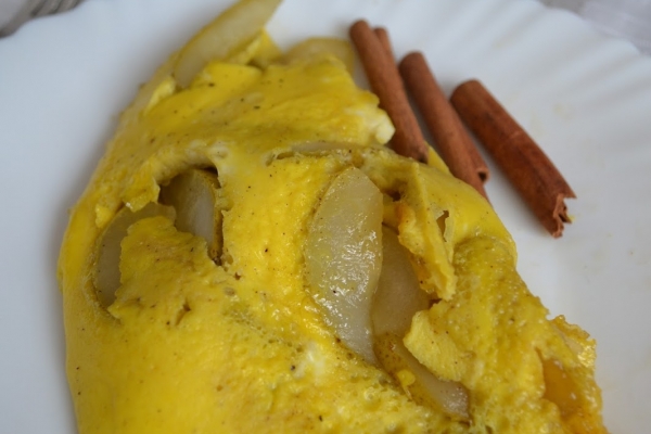 Gruszkowy omlet z miodem i cynamonową nutą