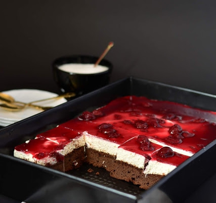Brownie z kremem i wiśniowym żelem