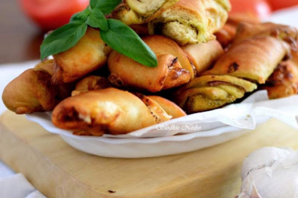 Paluchy pizzowe z pesto lub z salami i mozarellą
