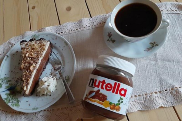 Tarta z nutellą i bitą śmietaną