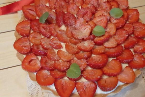 Tarta z kremem budyniowym i truskawkami
