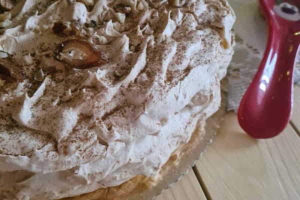 Dacquoise z kremem kajmakowo-cynamonowym i daktylami