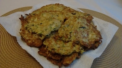 Placuszki z cukinii z pieczarkami i sosem czosnkowym