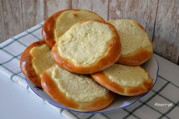 Domowe drożdżówki z serem