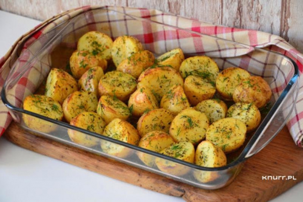Pieczone na rumiano młode ziemniaczki