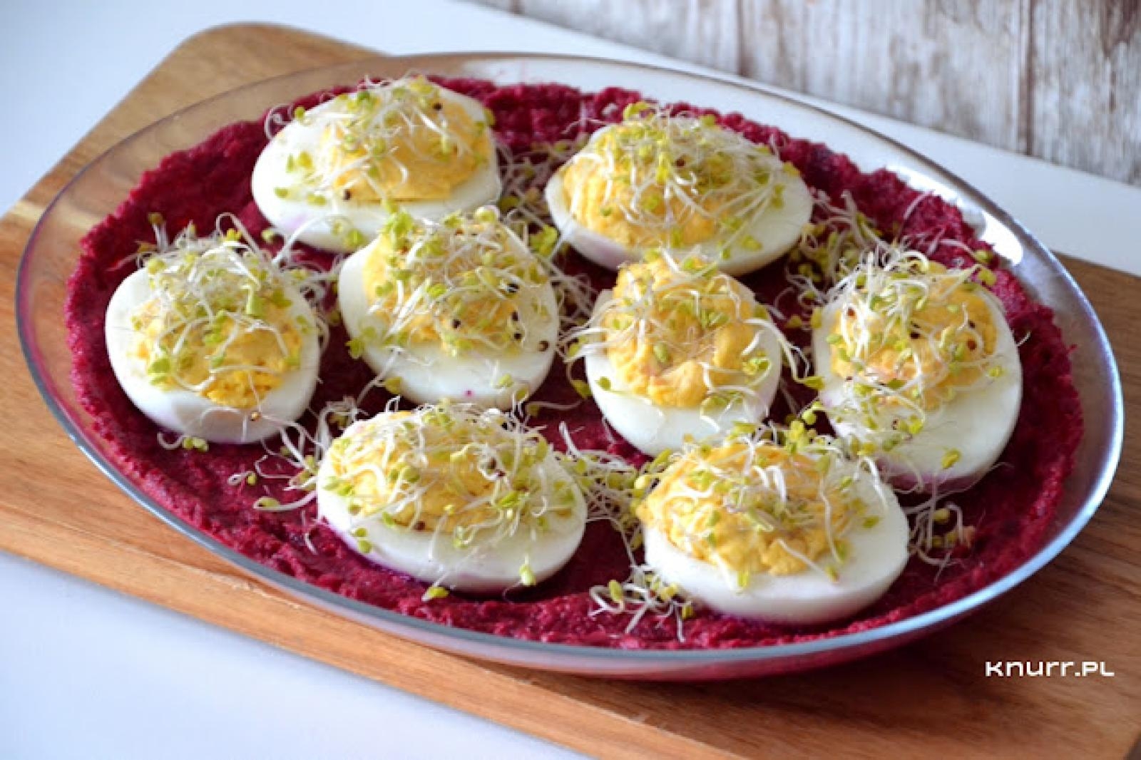 Jajka na kremie buraczkowym