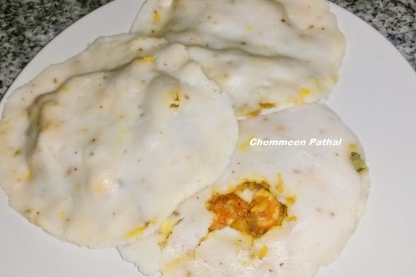 Chemeen pathal or Steamed Prawns Masala stuffed Rice Flatbread