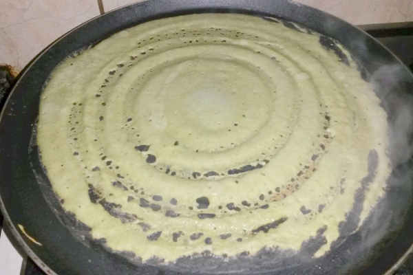 Pesarattu or cherupayar dosa ( Green gram rice crepes)