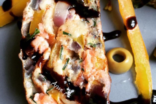 Omlet zawijany z serem i łososiem wędzonym