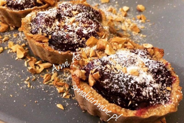Tarteletki bananowo -owsiane nadziane wiśniami (fit)