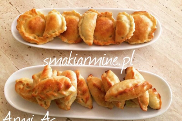 Pieczone pierożki z jajkiem i szczypiorkiem
