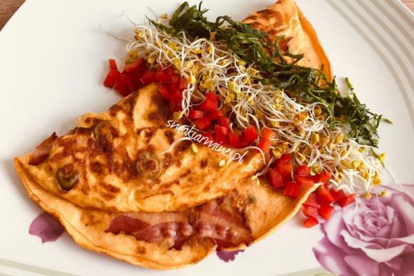 Omlet twarogowy z boczkiem i oliwkami