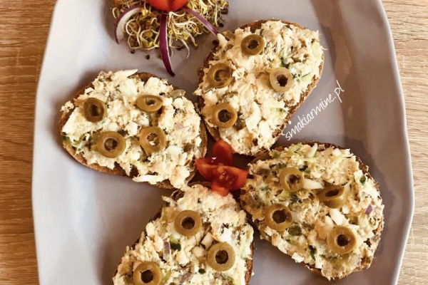 Pasta z makreli z oliwkami i serem żółtym