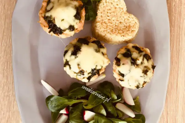 Muffiny drobiowe ze szpinakiem zapieczone z serem
