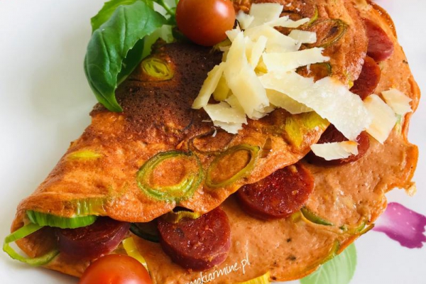 Omlet pomidorowy z porem i chorizo
