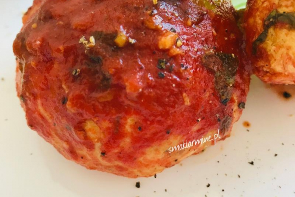Klopsy z indyka z mozarellą pieczone w sosie pomidorowym
