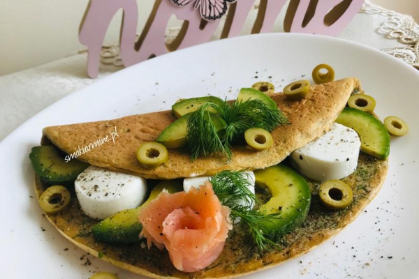 Omlet kukurydziano- koperkowy z oliwkami z kozim serem i awokado