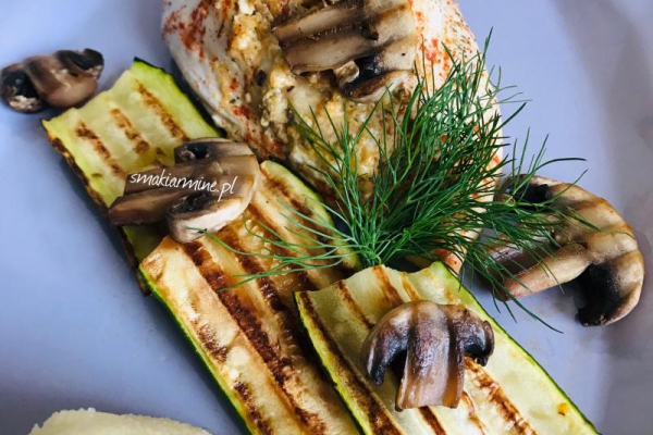 Filet z piersi kurczaka nadziany mieszanką serową i pieczarkami