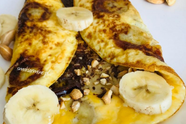 Omlet z bananem, orzechami i gorzką czekoladą