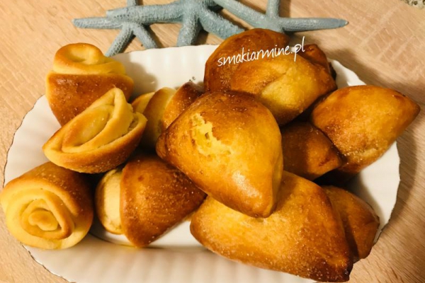 Pierożki z nadzieniem twarogowym/ „Stożki” z cukrem i cynamonem