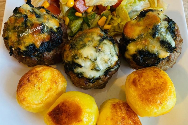 „Koszyczki” z mięsa mielonego ze szpinakiem zapieczone z mozarellą
