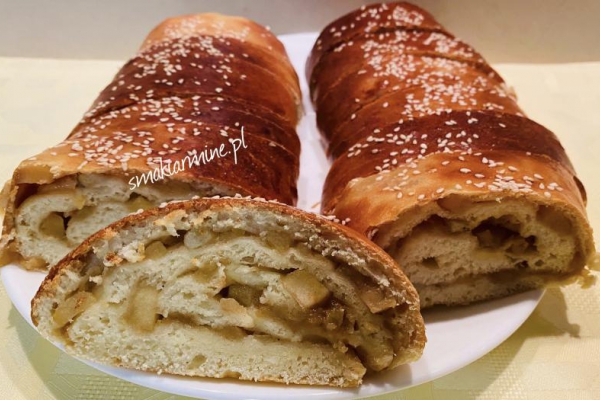 Rolada drożdżowa z jabłkiem i cynamonem