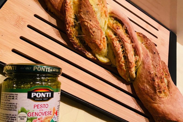 Pleciony chlebek z serem i pesto bazyliowym