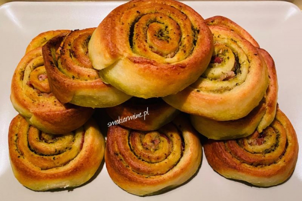 Bułeczki (ślimaki) z boczkiem i pesto