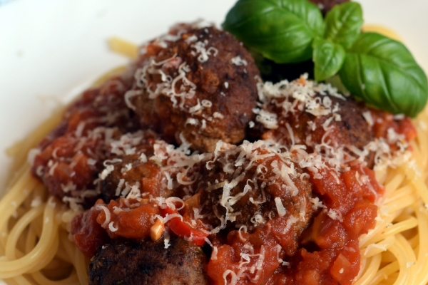 Spaghetti z klopsikami w pomidorowym sosie (wg Jamiego Olivera)