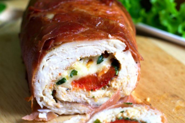 Roladki z kurczaka z papryką i mozzarellą w szynce parmeńskiej