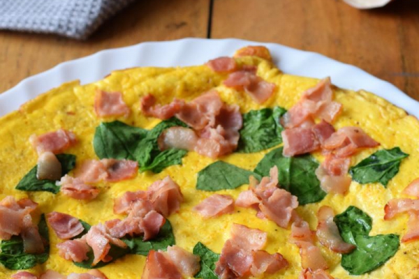 Omlet z boczkiem i szpinakiem