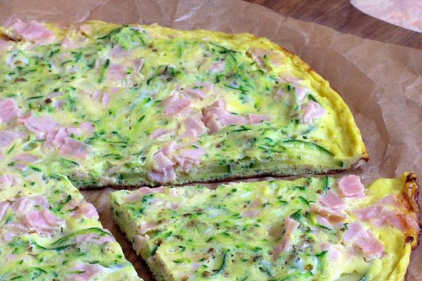 Omlet z szynką i cukinią