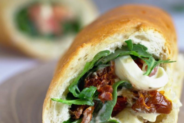 Bagietki faszerowane szynką parmeńską, rukolą i mozzarellą