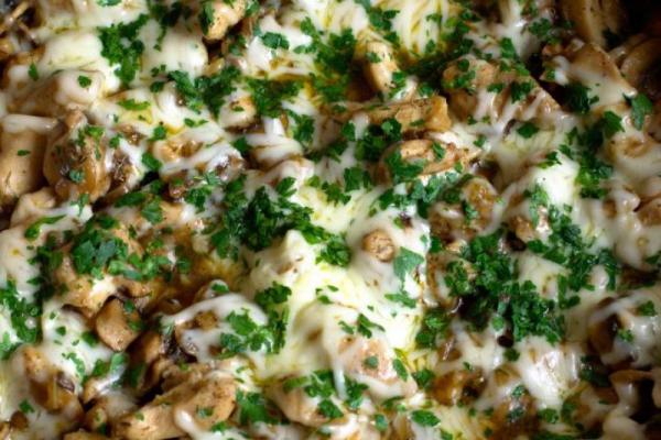 Kurczak z patelni z pieczarkami, balsamiczną cebulą oraz serem