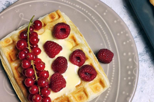 Jabłkowe gofry z ciasta francuskiego
