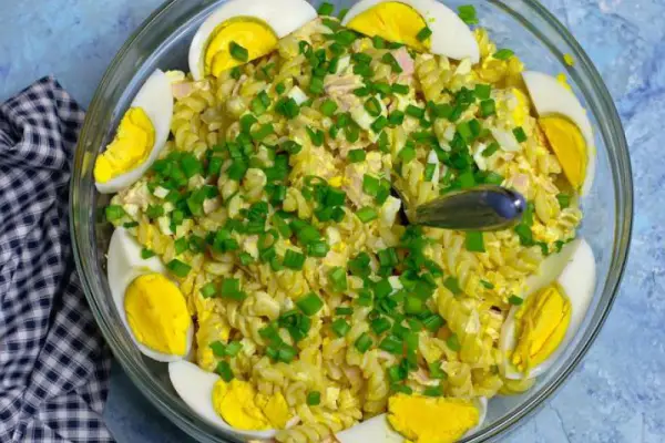 Makaronowa sałatka z jajkami