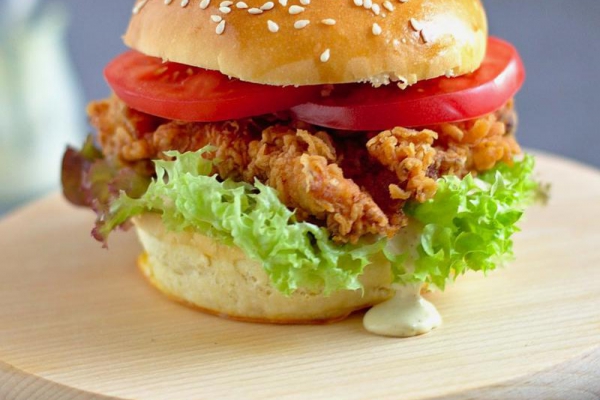 Kanapka a’la Zinger (burger z kurczakiem)