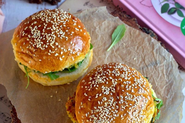 Wege burger z cukinii, marchewki i sera halloumi