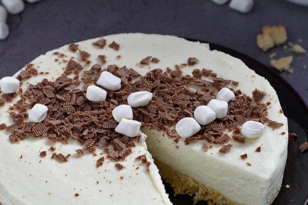 Sernik z piankami marshmallow – bez pieczenia
