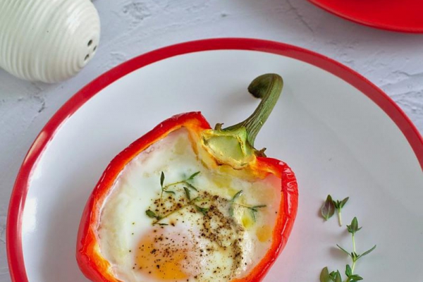 Papryka zapiekana z jajkiem i mozzarellą
