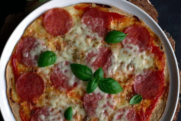 Błyskawiczna pizza na spodzie z tortilli