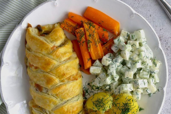 Kurczak w cieście francuskim z pieczarkami