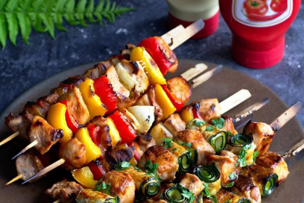 Marynata do mięs, szaszłyki drobiowe w dwóch odsłonach oraz zielona sałatka z fetą, czyli menu na grill party