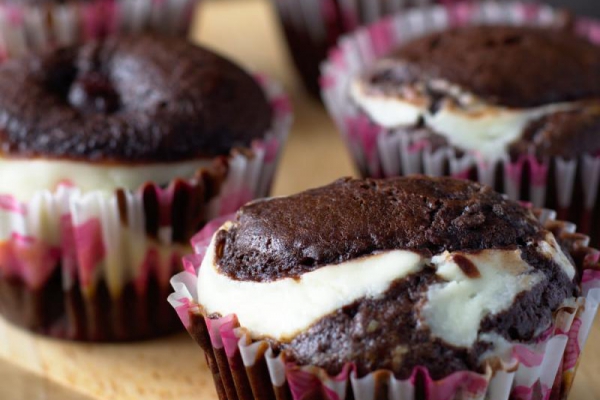 Czekoladowe muffiny z nadzieniem serowym